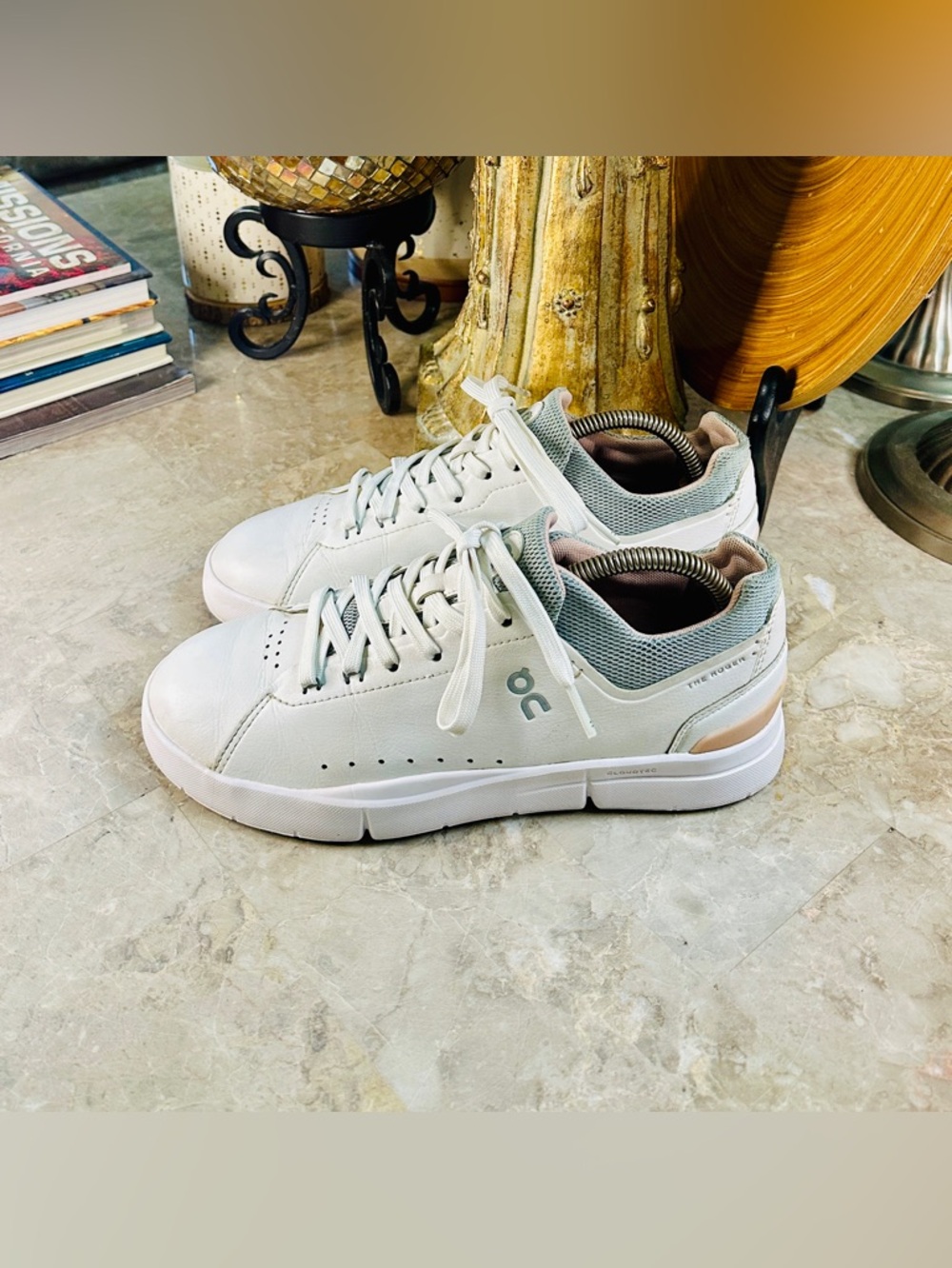 Women’s On Cloud The Roger Advantage White Tennis Casual Shoes  Size 7.5US